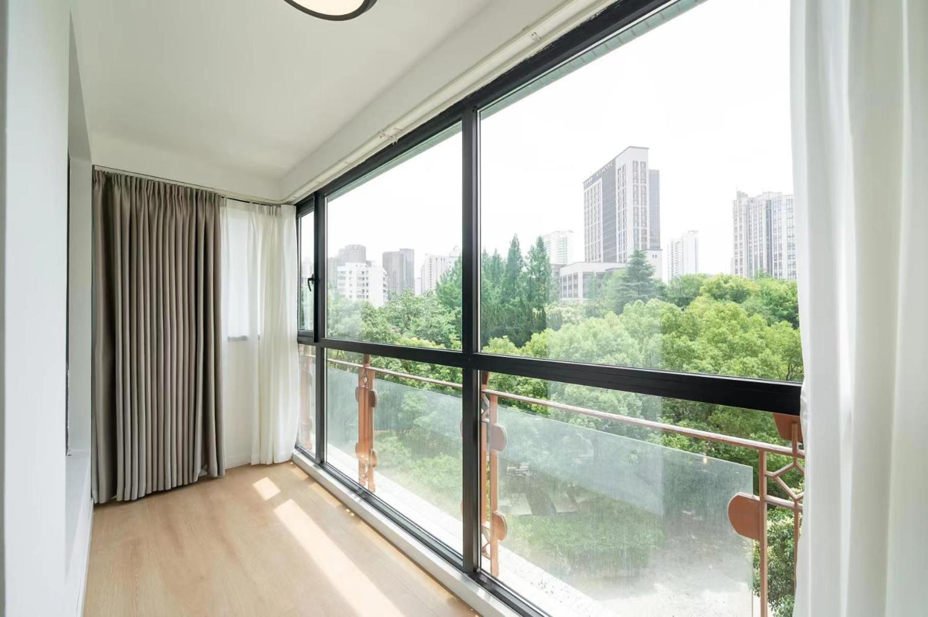 Eastern Hub - Zhongshan Park Branch Three Bedroom Bright French Windows, Open Kitchen In Downtown Area *