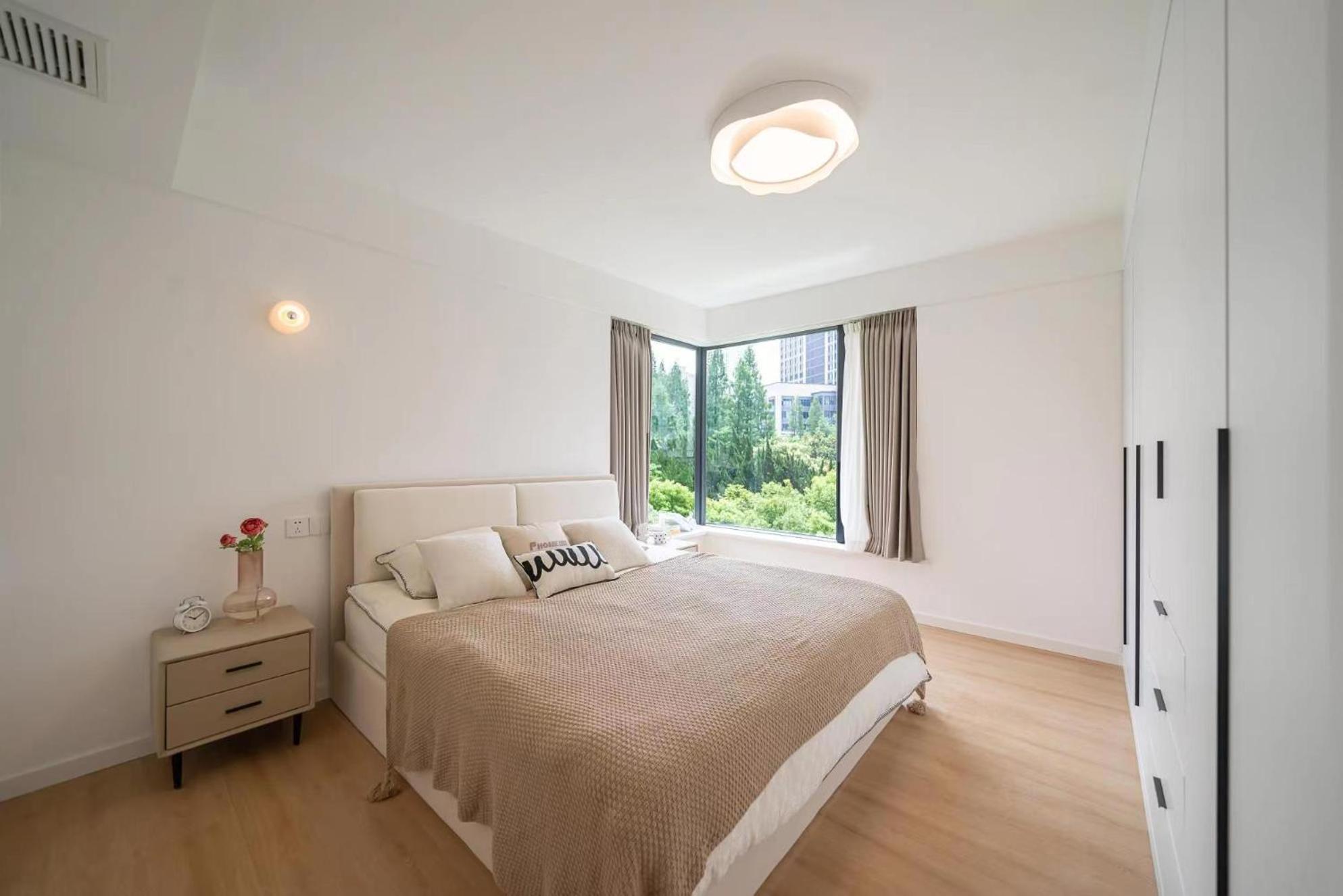 Apartment Eastern Hub - Zhongshan Park Branch Three Bedroom Bright French Windows, Open Kitchen In Downtown Area